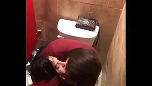 Mujeres se cojen en el baÃ±o, Parte 1